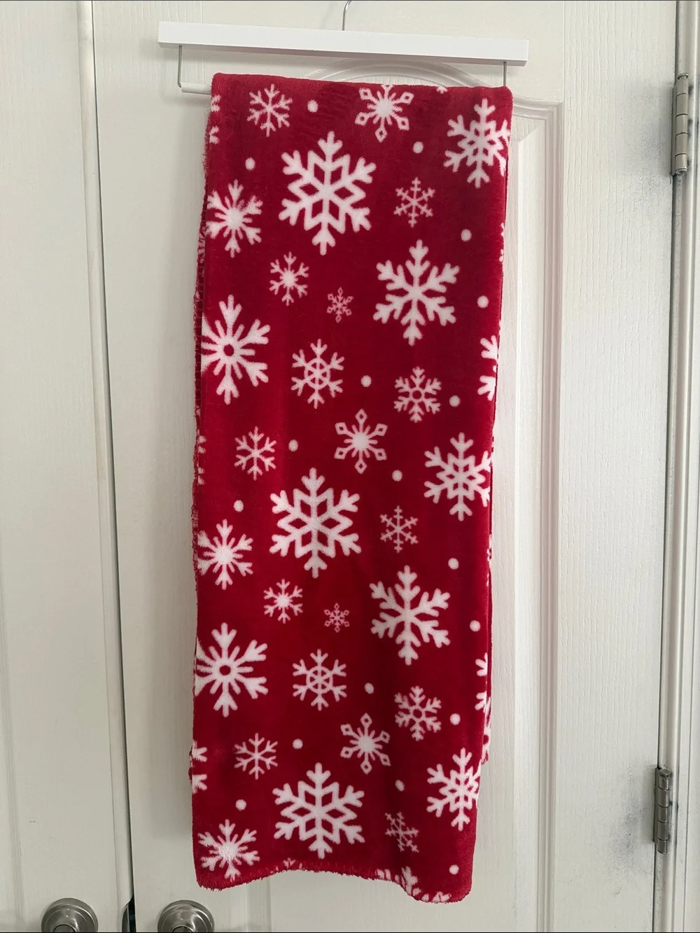 Cozy Red Snowflake Fleece Throw Blanket - Holiday Soft Comfort
